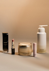 Must-have per le feste mostrati affiancati su una superficie neutra con sfondo festivo